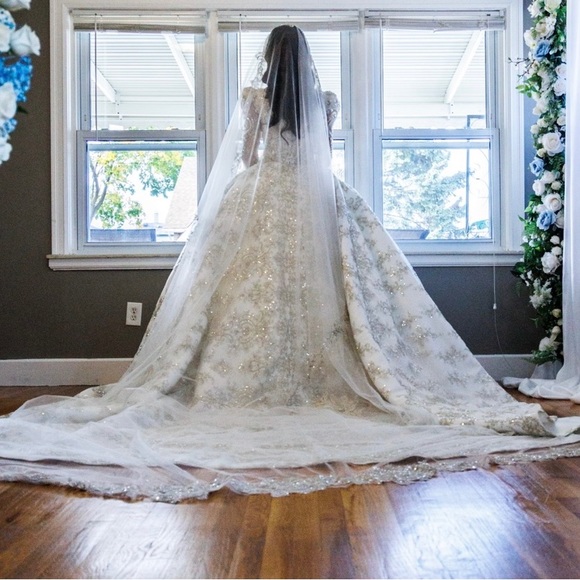 I am selling my wedding dress and veil all in great condition - Picture 5 of 5